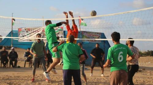 أرشيف .. لعب كرة طائرة في مخيمات العودة