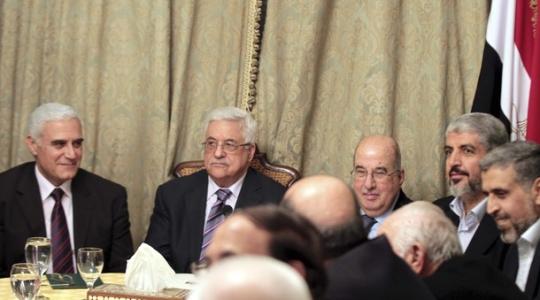 جلسة بين الرئيس عباس ورئيس المكتب السياسي لحماس مشعل