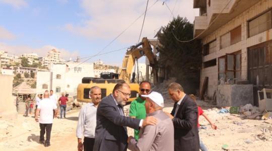 بلدية الخليل تُزيل منزلاً مخالفاً لقوانين البناء لتوسعة شارع واد الجوز