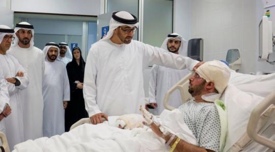 ولي عهد أبو ظبي، محمد بن زايد آل نهيان، خلال زيارة جمعة الكعبي في المستشفى يوم 14 يناير 2017