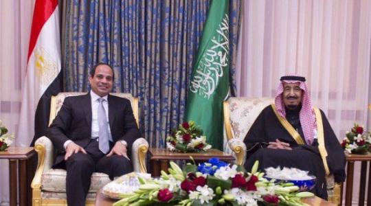 الرئيس المصري يمين الصورة إلى جانب الملك السعودي