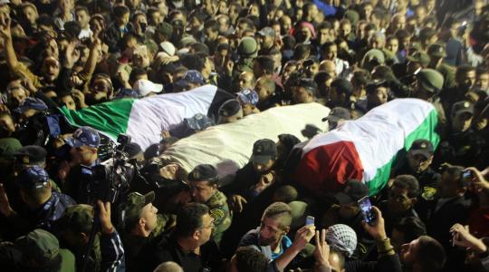 جانب من استلام الفلسطينيين لجثامين شهداء احتجزها الاحتلال