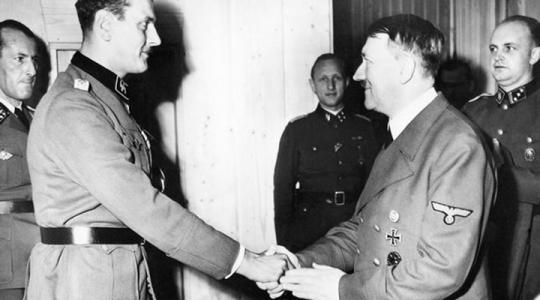 هتلر مع الضابط