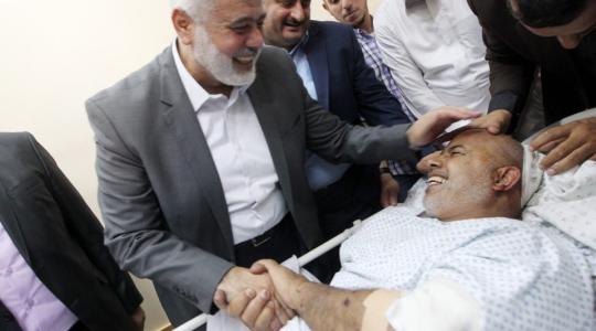 اللواء توفيق أبو نعيم من سرير العلاج بمستشفى الشفاء