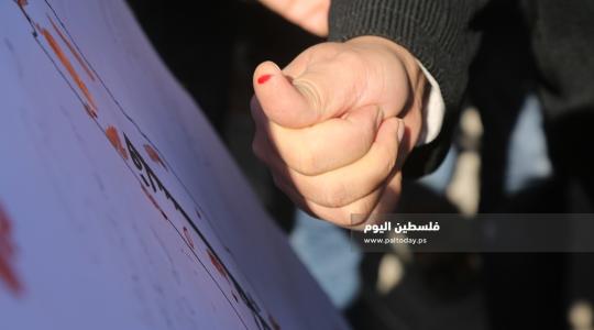 صحفيون يوقعون بالدم على خارطة فلسطين  (1).JPG