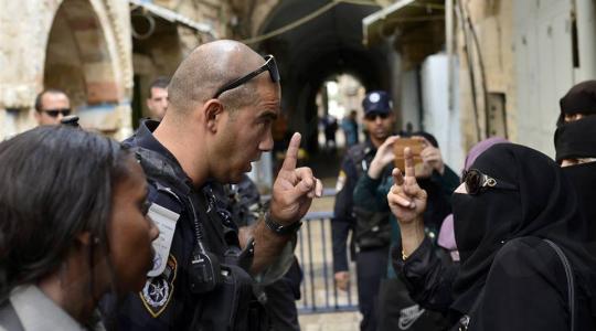 جندي صهيوني يعتدي على مصلية في مدينة القدس