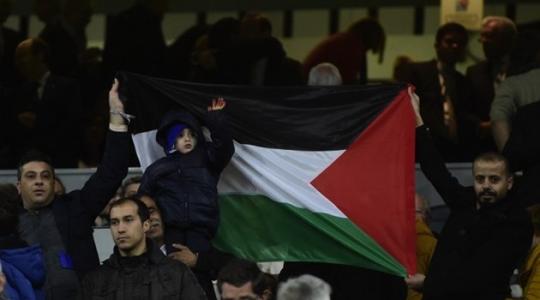الطفل أحمد الدوابشة رافعاً العلم خلال حضوره مباراة ريال مدريد وإشبيلية