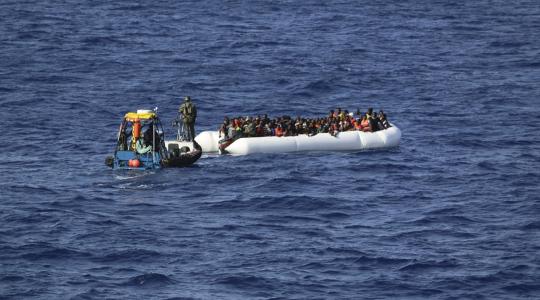قارب لاجئين وسط البحر