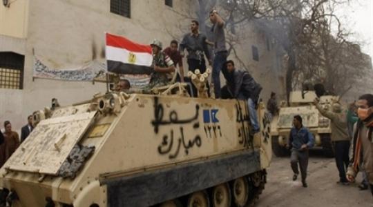 مركبة للجيش المصري أمام وزارة الدفاع