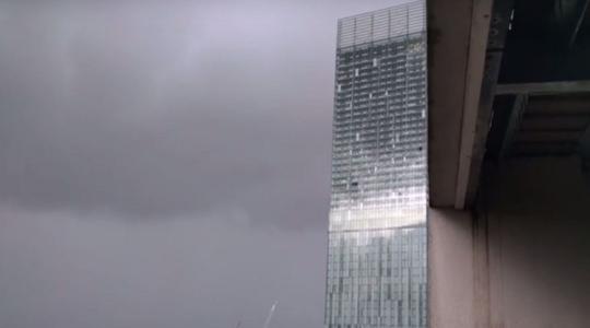 . أصوات مرعبة من ناطحة سحاب