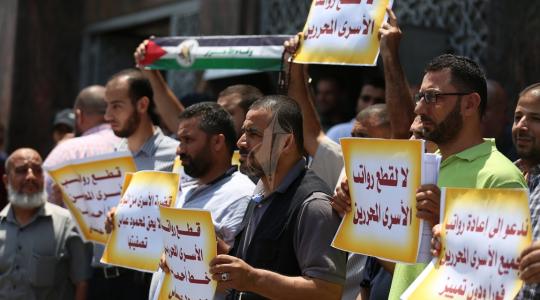 فلسطينيون يحتجون على قطع رواتب الأسرى