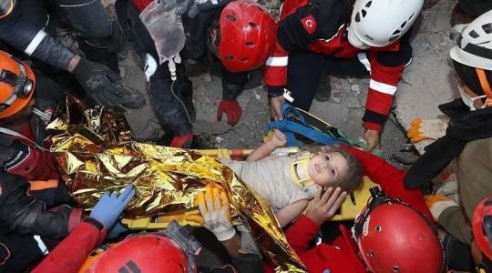 الطفلة الناجية من زلزال إزمير تطلب من مسعفيها "كفتة ولبن"