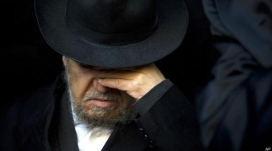 قريب لليهودي الفرنسي يواف حطاب الذي قتل الاسبوع الماضي في باريس لدى حضوره جنازته في القدس