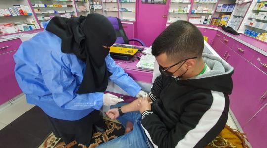 سحب عينات الدم لفحص الاجسام المناعية من فيروس كورونا في قطاع غزة (11).jpg