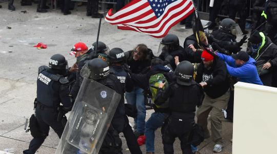 احتجاجات بين الشرطة و انصار ترامب.jpg
