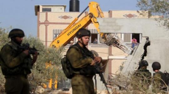 قوات الاحتلال تجبر مواطنًا على هدم منزله  في القدس المحتلة