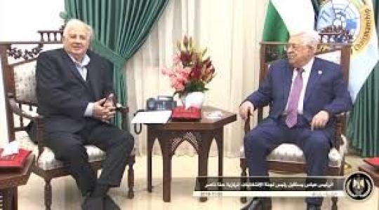 الرئيس عباس وحنا ناصر.jpg