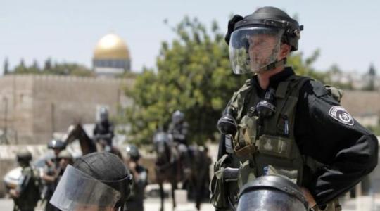 قوات الاحتلال تعقل شاب في القدس وتشدد من إجراءاتها في البلدة القديمة