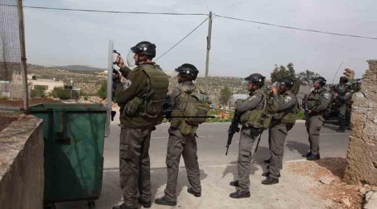 مستوطنون "إسرائيليون" يحاولون قطع "أعمدة كهربا" في قريوت بنابلس