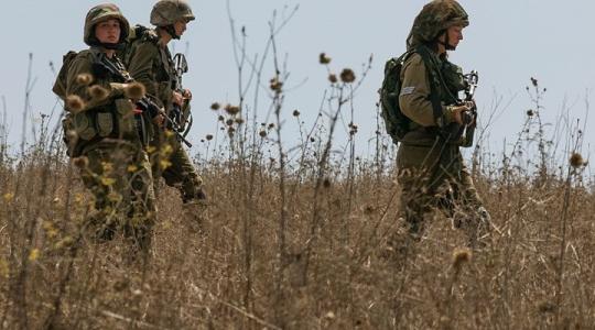 قوات الاحتلال تعتقل شابًا بزعم التسلل من قطاع غزة