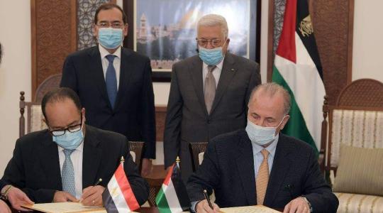 صورة خلال توقيع الاتفاقية