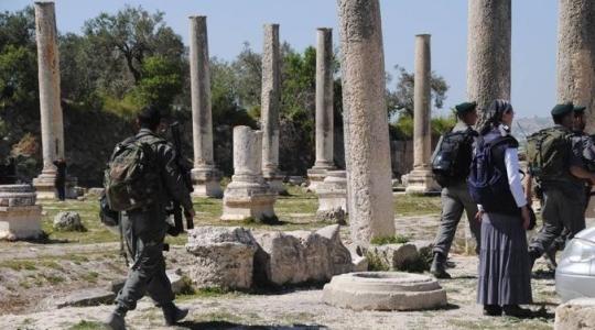 الاحتلال يلاحق طواقم بلدية تعمل على تنظيف الموقع الأثري في سبسطية
