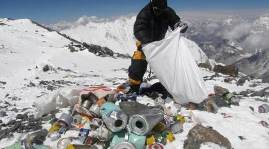 القمامة على قمة جبل ايفريست.jpg