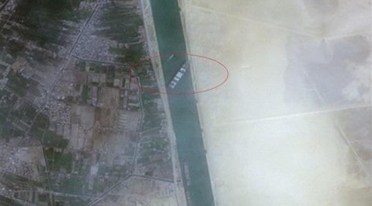 صور فضائية لسفينة الحاويات التي أغلقت قناة السويسي