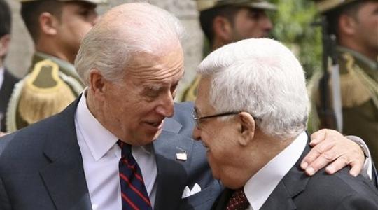 الرئيسان الفلسطيني محمود عباس والامريكي جو بايدن
