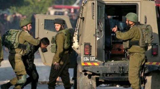 قوات الاحتلال تعتقل عشرات المواطنين في الضفة والقدس المحتلتين وتقتداهم إلى جهة غير معلومة
