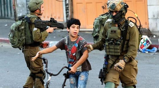 قوات الاحتلال تعتقل طفل فلسطيني قاصر