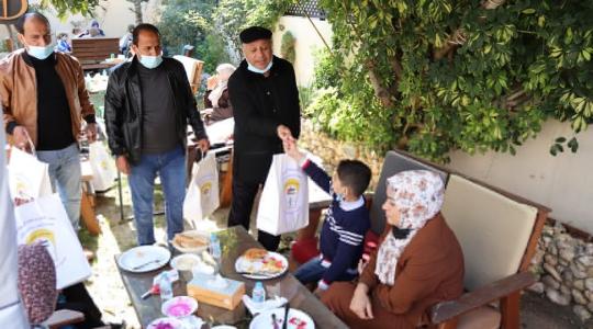 توزيع هدايا على مرضى السرطان بغزة