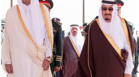 الملك سلمان بن عبدالعزيز وامير قطر تميم بن حمد.jpg