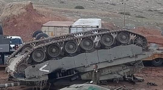 انقلاب شاحنة "إسرائيلية" قرب الحدود اللبنانية مع فلسطين المحتلة