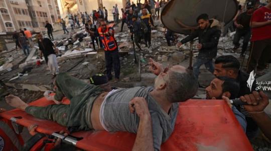انتشال شاب على قيد الحياة بعد قصف الاحتلال الاسرائيلي على منازل المدنيين بغزة.jpg