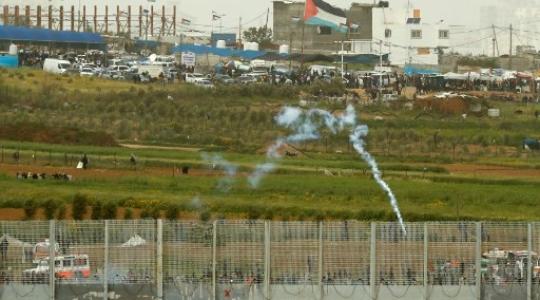 قنابل غز على حدود غزة