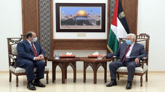 الرئيس عباس ورئيس المخابرات المصري.jpg