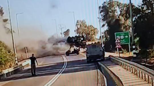 إصابة شاحنة نقل دبابات