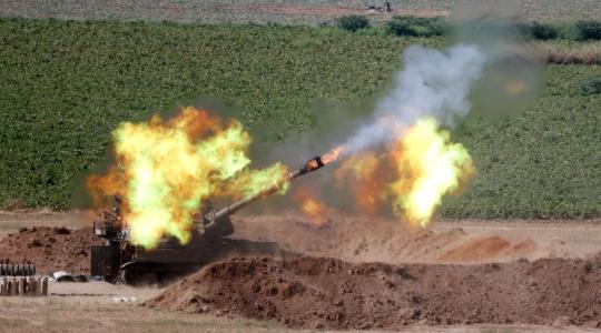 مدفعية الاحتلال تقصف مرصد شمال قطاع غزة.