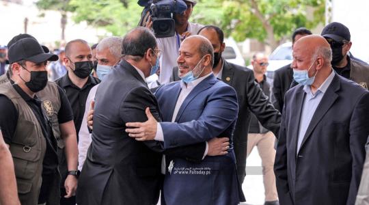 الدكتور خليل الحية في استقبال الوزير المصري