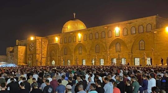 بعد ليلة دامية.. حشود فلسطينية تتحدى الاحتلال وتُحيي قيام ليلة القدر في القدس والأقصى