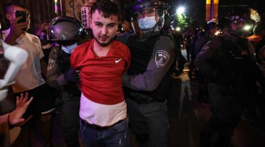 الاحتلال يعتقل شابا بعد اطلاق النار عليه