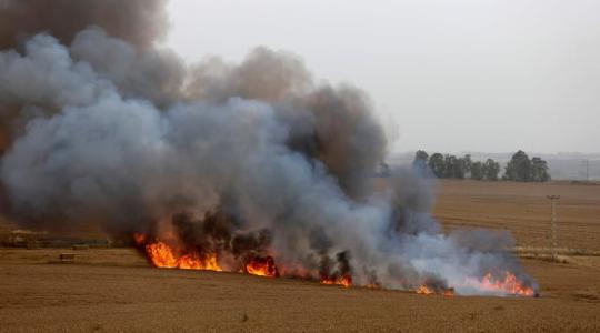 الإعلام العبري: ارتفاع حرائق "غلاف غزة" جراء سقوط بالونات حارقة