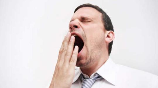 سبب التثاؤب بعد الذهاب إلى العمل مع فوائده