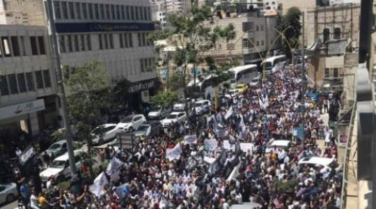 مسيرات حاشدة في رام الله والخليل تنديدًا باغتيال الناشط نزار بنات