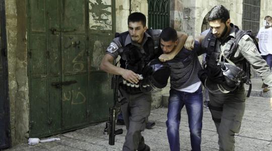 قوات الاحتلال تعتقل شابًا من يطا جنوب الضفة المحتلة وتعتدي عليه بالضرب المبرح