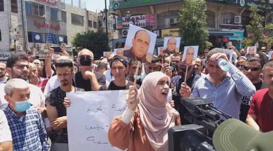 عائلة نزار بنات تدعو الشعب الفلسطيني للمساعدة في تحقيق العدالة لابنها