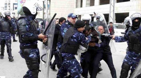 الشرطة الفلسطيني تعتدي على المتظاهرين.jpg