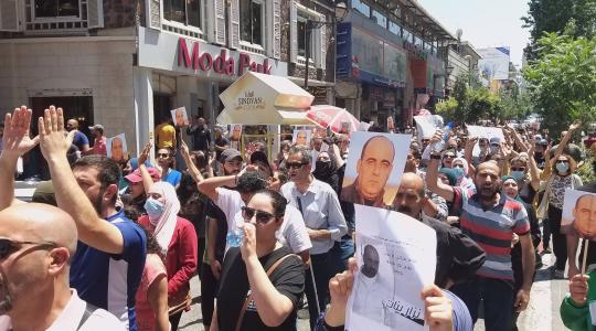 مسيرة في رام الله تنديدًا لاغتيال الناشط نزار بنات 5.jpg