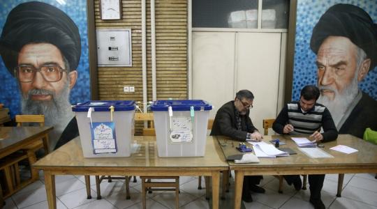 الخامنئي يدلي بصوته في الانتخابات الرئاسية الايرانية